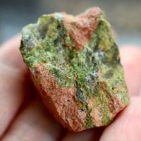 piedra verde y rosa unakita